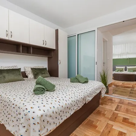 Apartment With Parking Space - 12336 *